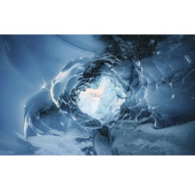 Grotte de glace avec vue sur les montagnes enneigées