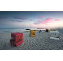 Chaises de plage sur la plage au coucher du soleil