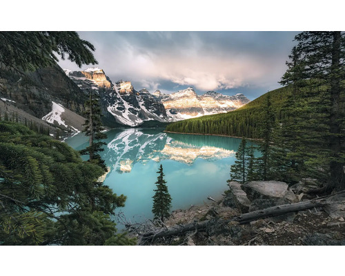 Papier peint panoramique intissé SHX9-054 Magic Moraine Morning 9 pces 450 x 280 cm Lac de montagne entouré de sommets enneigés et de conifères