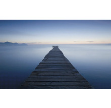 Ponton en bois au bord du lac au crépuscule