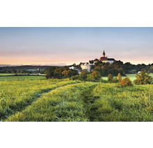 Paysage avec prairie et bâtiment sur une colline