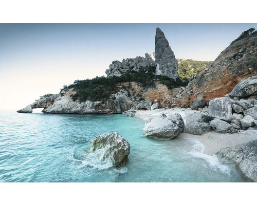 Küstenlandschaft mit Felsen, Strand und Meer