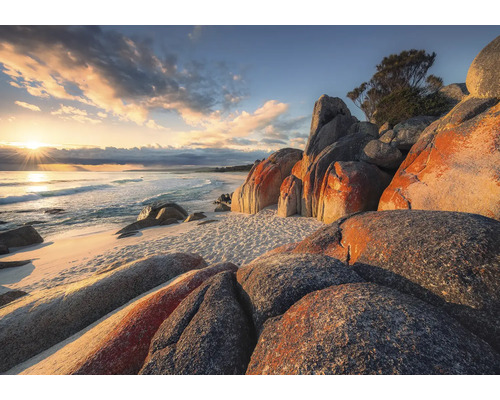 Sandstrand mit Felsen und Meerblick bei Sonnenaufgang