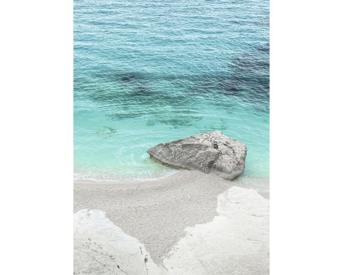 Strand mit Felsen und Meer