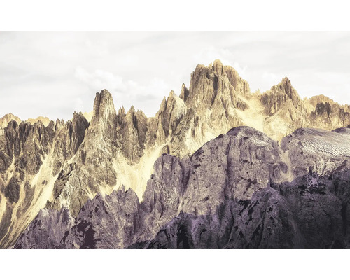 Bergmassiv mit Felsformationen