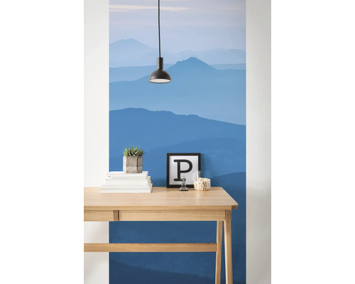 Scène avec bureau, décoration et papier peint photo avec motif de montagne