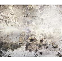 Abstrakte Wandgestaltung mit Uhrenmotiven und verwitterter Textur