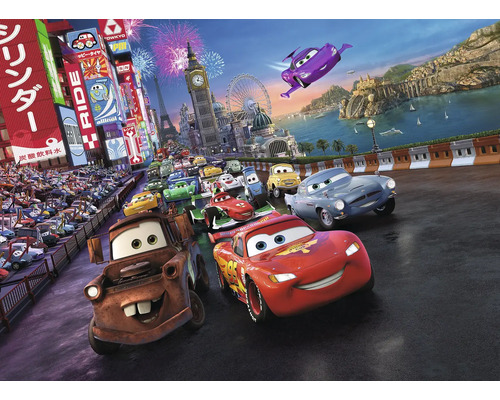 Puzzle mit Cars-Motiv, mit Lightning McQueen und Hook im Vordergrund und verschiedenen internationalen Sehenswürdigkeiten im Hintergrund.