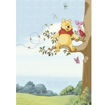 Illustration de Winnie l'ourson et Porcinet sur une branche d'arbre avec des abeilles et des papillons.