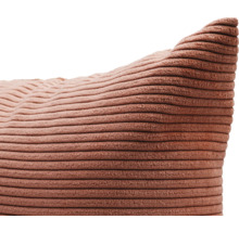 Gros plan d'une housse de coussin en velours côtelé