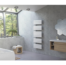 Salle de bains moderne avec radiateur, meuble sous-lavabo et carreaux de miroir