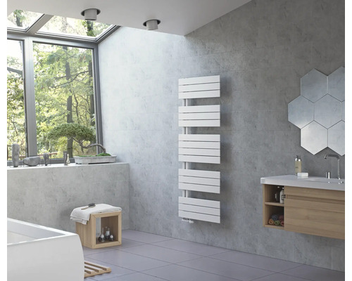 Salle de bains moderne avec radiateur, meuble sous-lavabo et carreaux de miroir