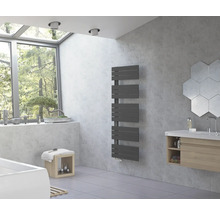 Salle de bain moderne avec sèche-serviettes gris, meuble sous-lavabo et fenêtre