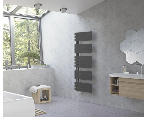 Salle de bain moderne avec sèche-serviettes gris, meuble sous-lavabo et fenêtre