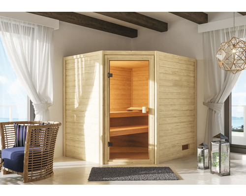 Interieuransicht mit einer Holzsauna, einem Rattansessel und dekorativen Laternen.