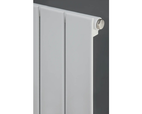 Nahaufnahme eines weißen Heizkörpers mit Paneelen