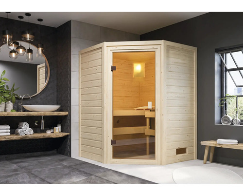 Badezimmer mit Holzsauna, Waschbecken und Spiegel