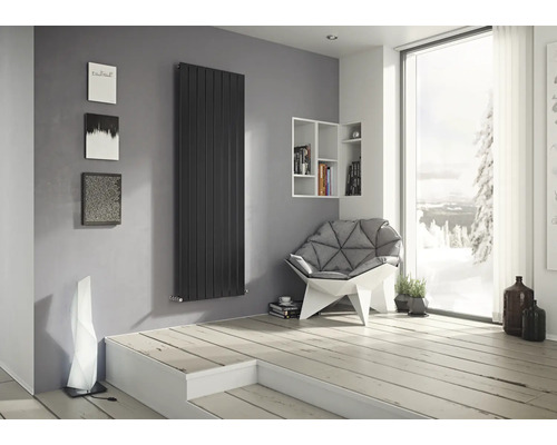 Modernes Wohnzimmer mit Heizkörper, Sessel und Dekoration