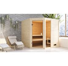 Sauna en bois avec porte en verre à côté de chaises longues dans une pièce lumineuse.