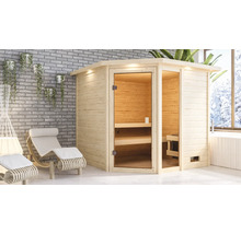 Holzsauna mit Glastür und Sitzgelegenheiten in einem hellen Raum