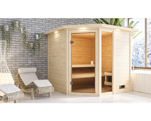 Holzsauna mit Glastür und Sitzgelegenheiten in einem hellen Raum