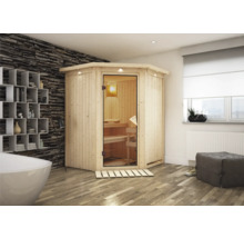 Sauna d'angle en bois avec porte en verre dans une salle de bain avec baignoire, étagère et fenêtre.