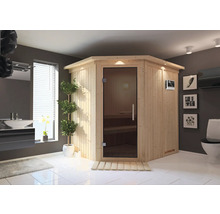Badezimmer mit Ecksauna aus Holz, Waschtisch und Toilette.
