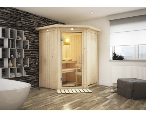 Holzsauna mit Glastür in einem Badezimmer mit Holzfußboden