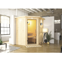 Holzsauna mit Glastür in einem hellen Wohnraum.