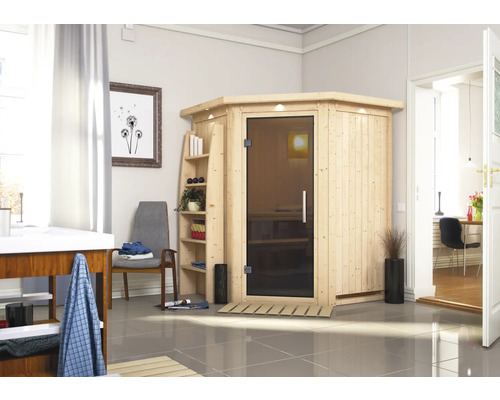 Ecksauna mit Glastür und Regal im hellen Badezimmer