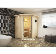 Ecksauna aus Holz mit Glastür in einem Badezimmer mit Badewanne und Regal