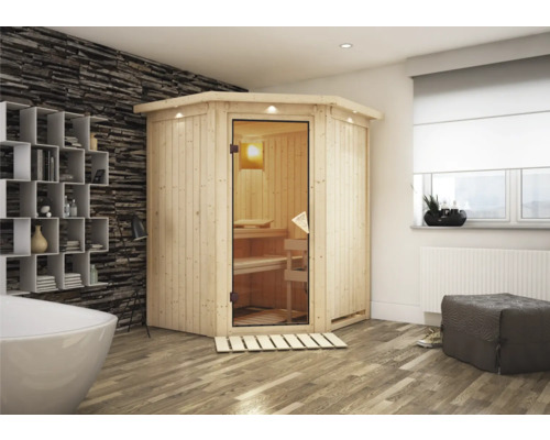 Ecksauna aus Holz mit Glastür in einem Badezimmer mit Badewanne und Regal