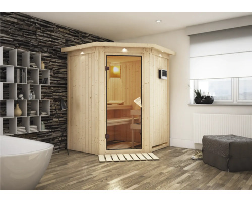 Sauna d'angle en bois avec porte en verre dans une salle de bains avec baignoire, étagère et fenêtre.