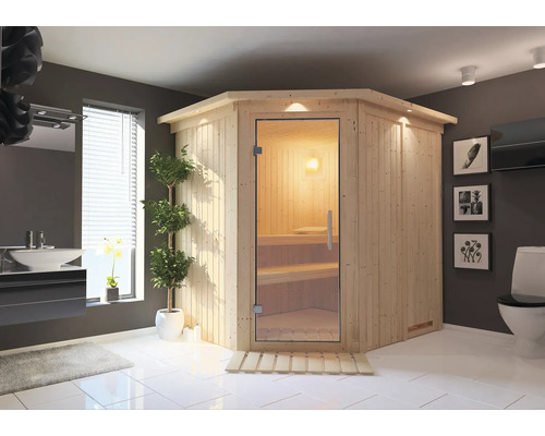 Helle Holzsauna mit Glastür in einem Badezimmer