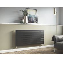 Horizontaler Heizkörper im Wohnzimmer mit Couch und Stehlampe