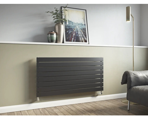 Horizontaler Heizkörper im Wohnzimmer mit Couch und Stehlampe