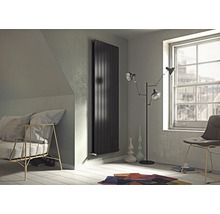 Modernes Zimmer mit Heizkörper, Sofa, Lampe und Stuhl.