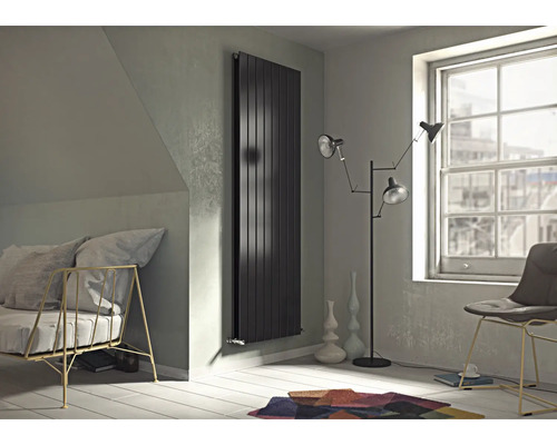 Modernes Zimmer mit Heizkörper, Sofa, Lampe und Stuhl.