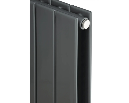 Nahaufnahme eines grauen Heizkörpers mit mehreren Paneelen und einem Metallverschluss