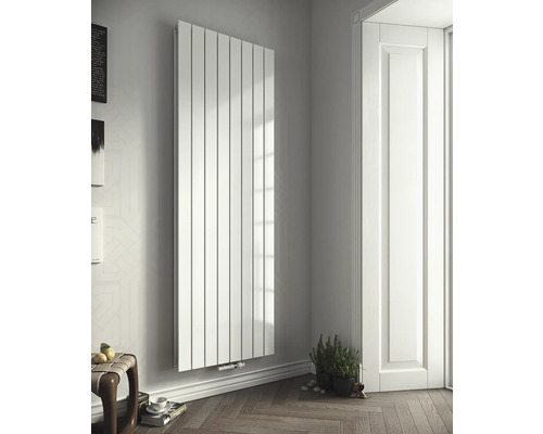 Vertikaler Heizkörper im modernen Badezimmer