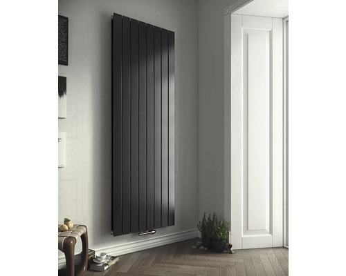 Schwarzer Heizkörper mit vertikalen Paneelen an der Wand montiert.