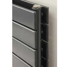 Detailansicht eines grauen Heizkörpers