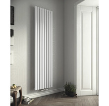 Vertikaler Heizkörper im modernen Raum