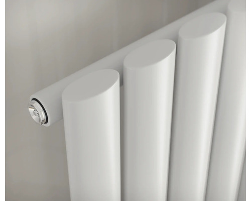 Detailansicht eines weißen Heizkörpers mit vertikalen Heizrohren