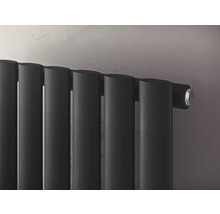 Detailansicht eines Heizkörpers mit vertikalen Heizkörperrohren.