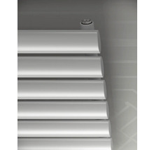 Detailansicht eines Heizkörpers mit horizontalen Heizrippen