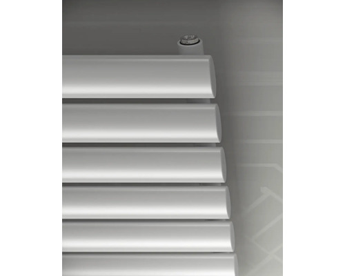 Detailansicht eines Heizkörpers mit horizontalen Heizrippen