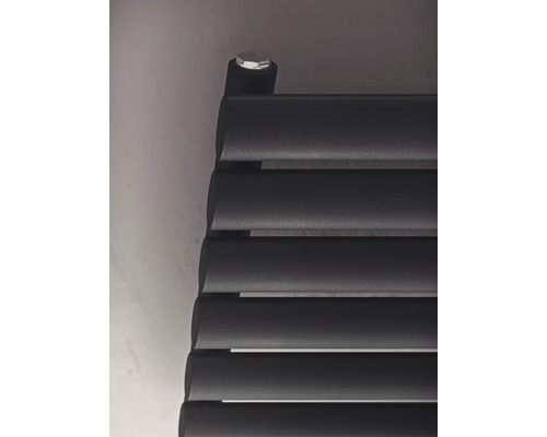 Detailansicht eines schwarzen Heizkörpers