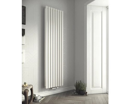 Vertikaler Heizkörper im Badezimmer.