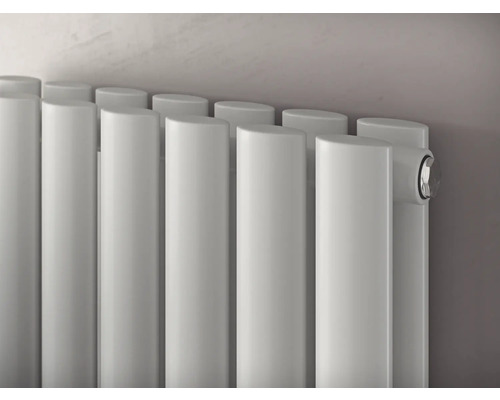 Nahaufnahme eines weißen Heizkörpers mit vertikalen Heizkörpergliedern